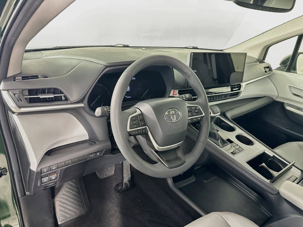 Used 2025  Toyota XLE AWD image 9