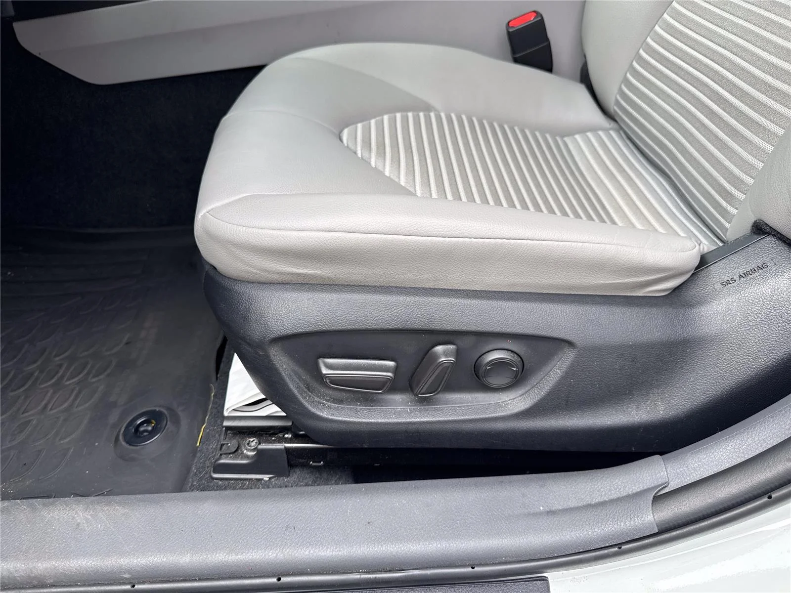Used 2024 Ice Cap Toyota SE image 12
