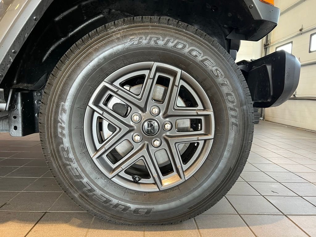 Used 2025 Granite Crystal Metallic Clear Jeep Sport S image 11
