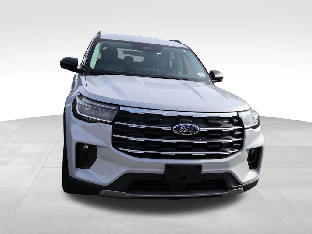 Used 2025 White Metallic Ford Active image 9