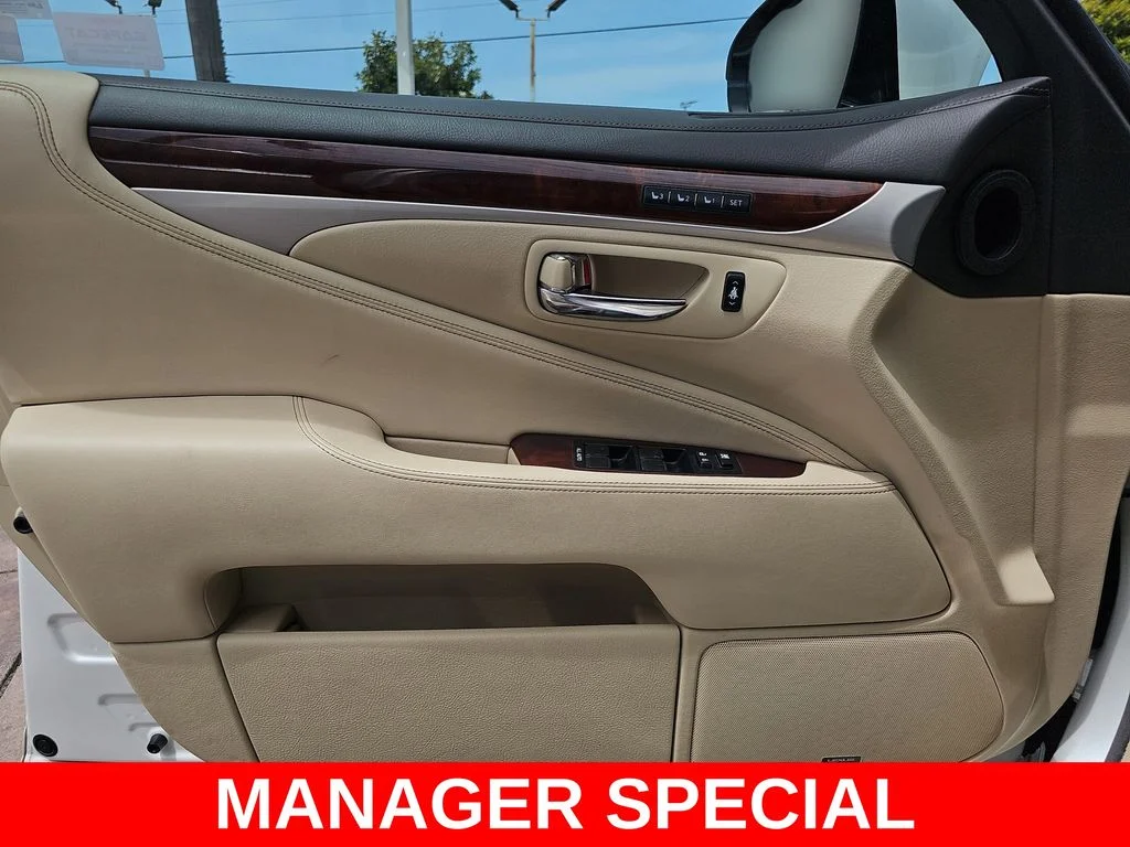 Used 2016 White Lexus 460 image 27