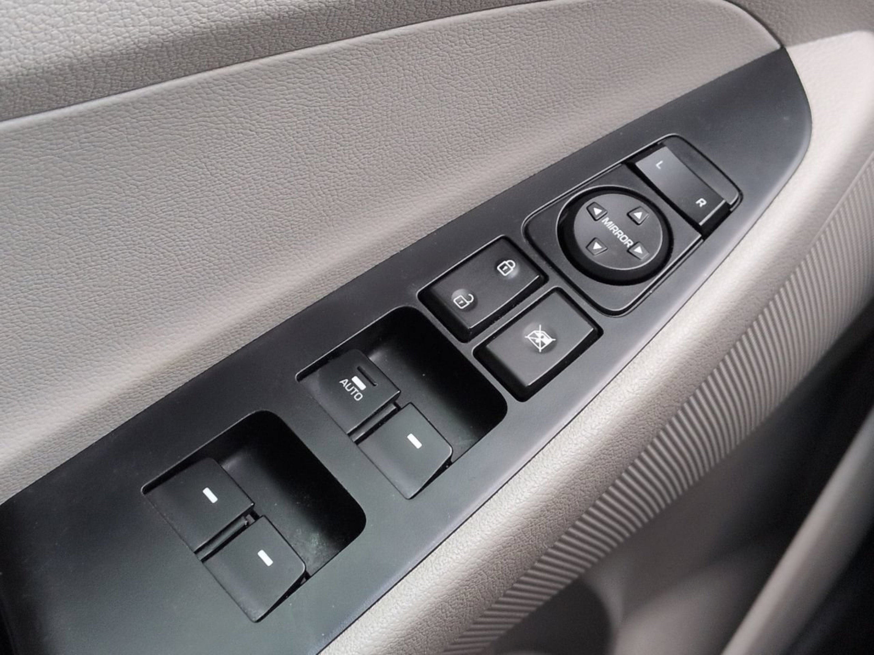 Used 2019 Coliseum Gray Hyundai SEL image 26
