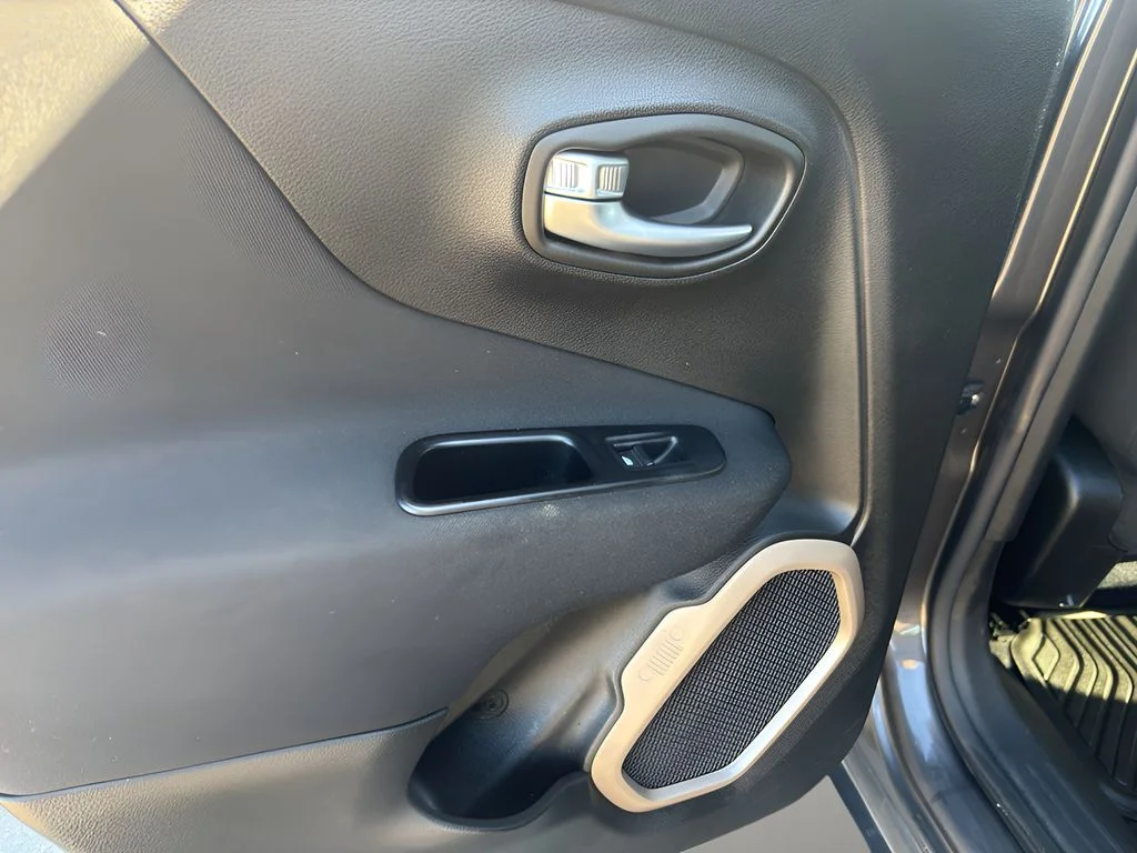 Used 2017 Granite Crystal Metallic Clearcoat Jeep Latitude image 26