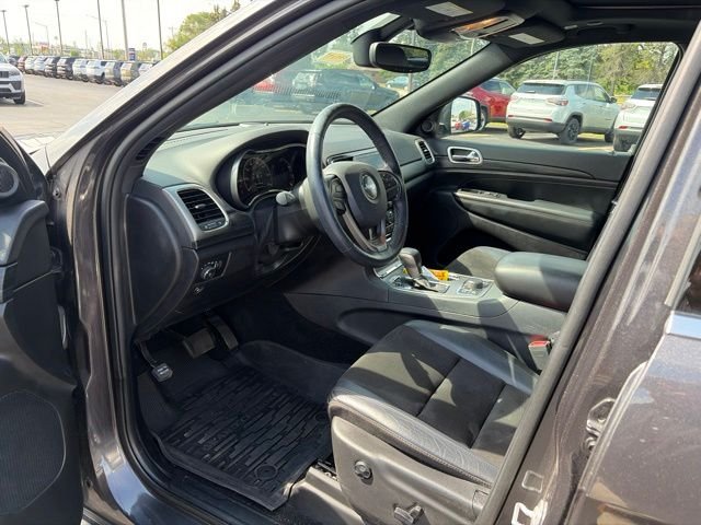 Used 2020 Granite Crystal Metallic Clearcoat Jeep Laredo image 9