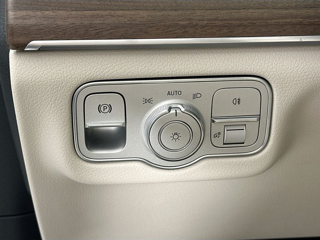 New 2026 MANUFAKTUR Moonlight White Metallic Mercedes-Benz GLE 450 image 10