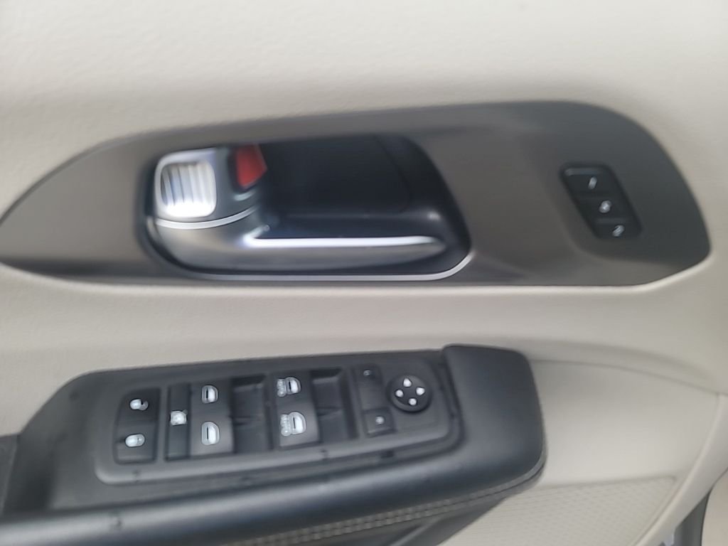 Used 2022 White Chrysler Touring L image 11