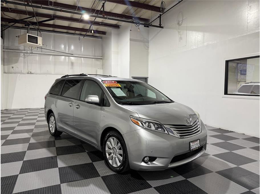 2017 Toyota Sienna Limited Premium photo 2