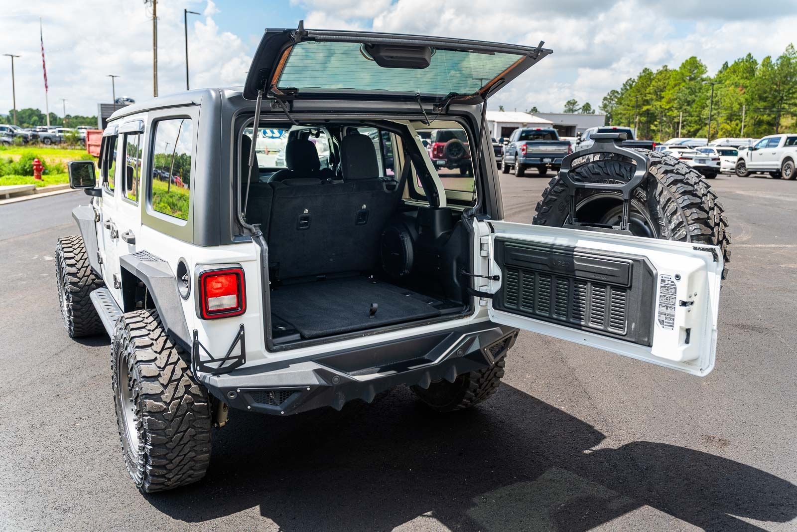 Used 2022 White Jeep Unlimited Sport Altitude image 23