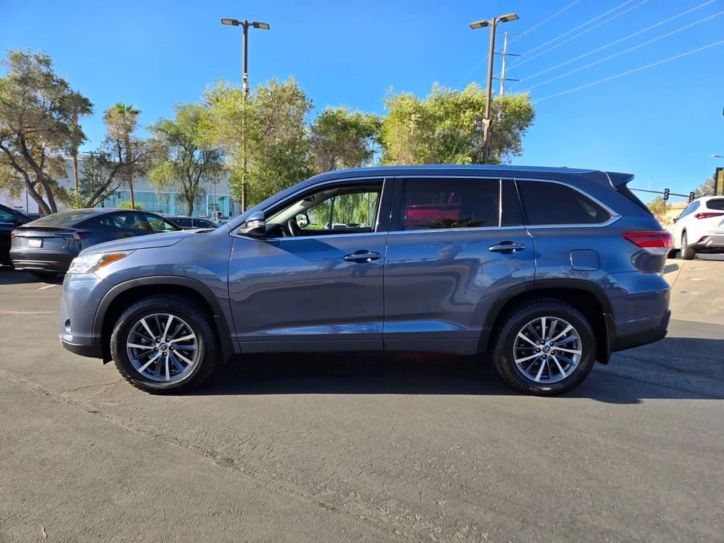 Used 2018 Shoreline Blue Pe Toyota SE image 3