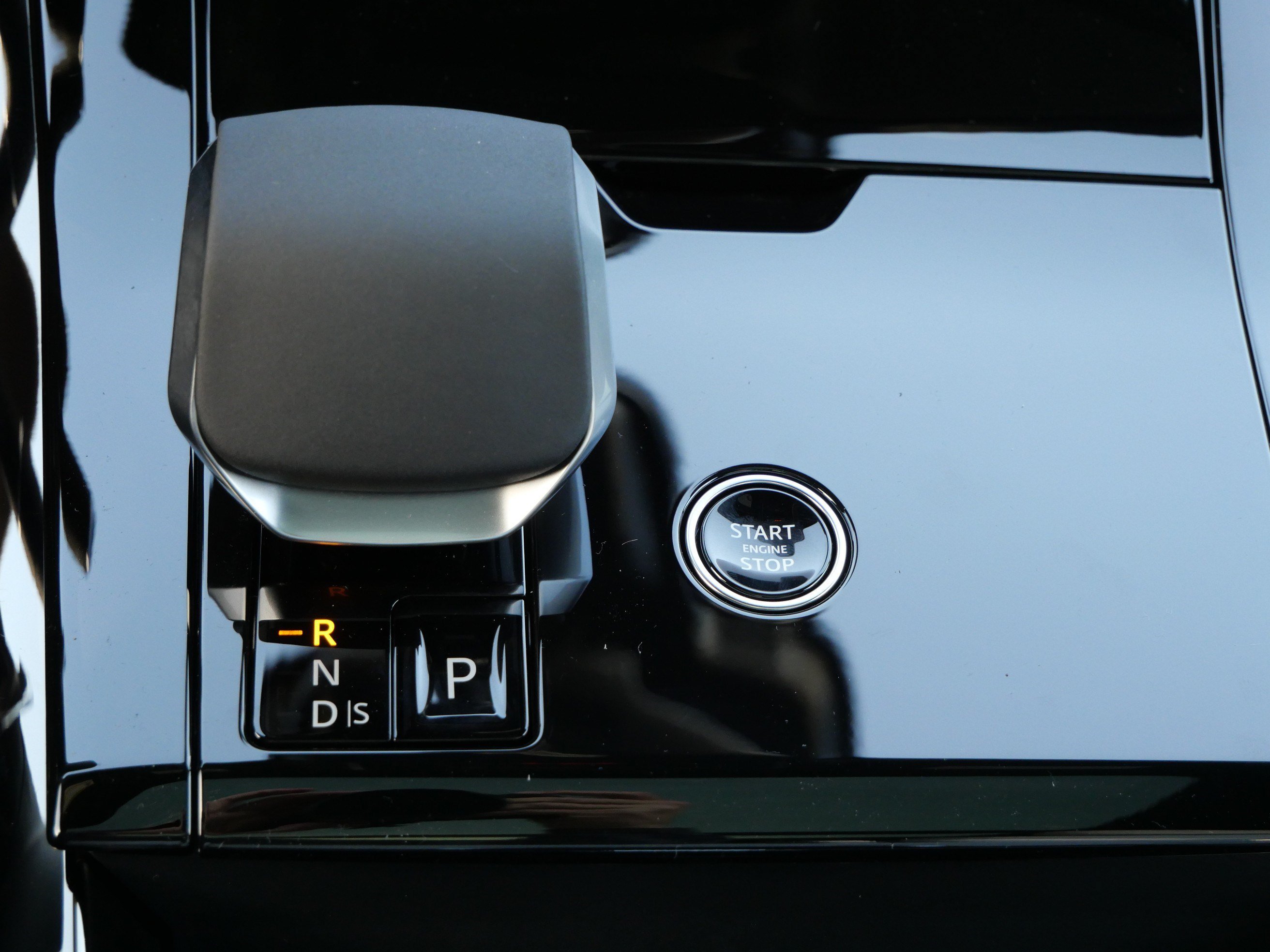 New 2027 Santorini Black Land Rover SE image 10