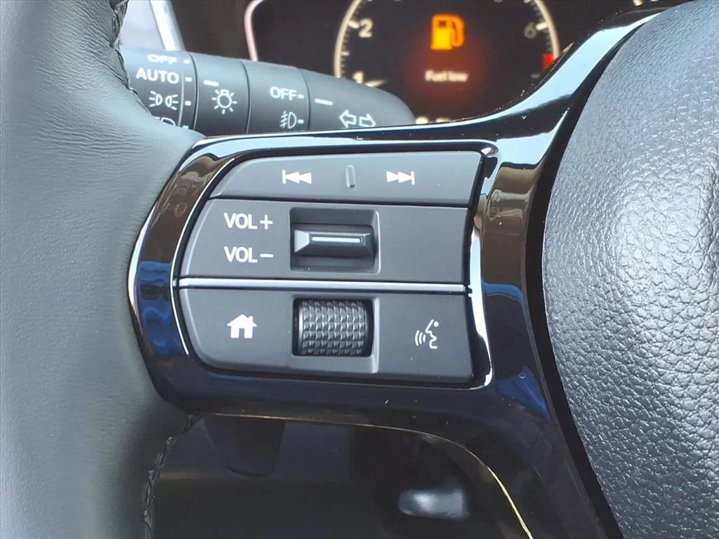 Used 2025 White Honda EX-L image 13