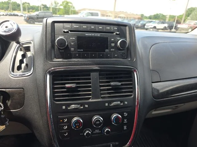 Used 2016 White Dodge SXT image 19