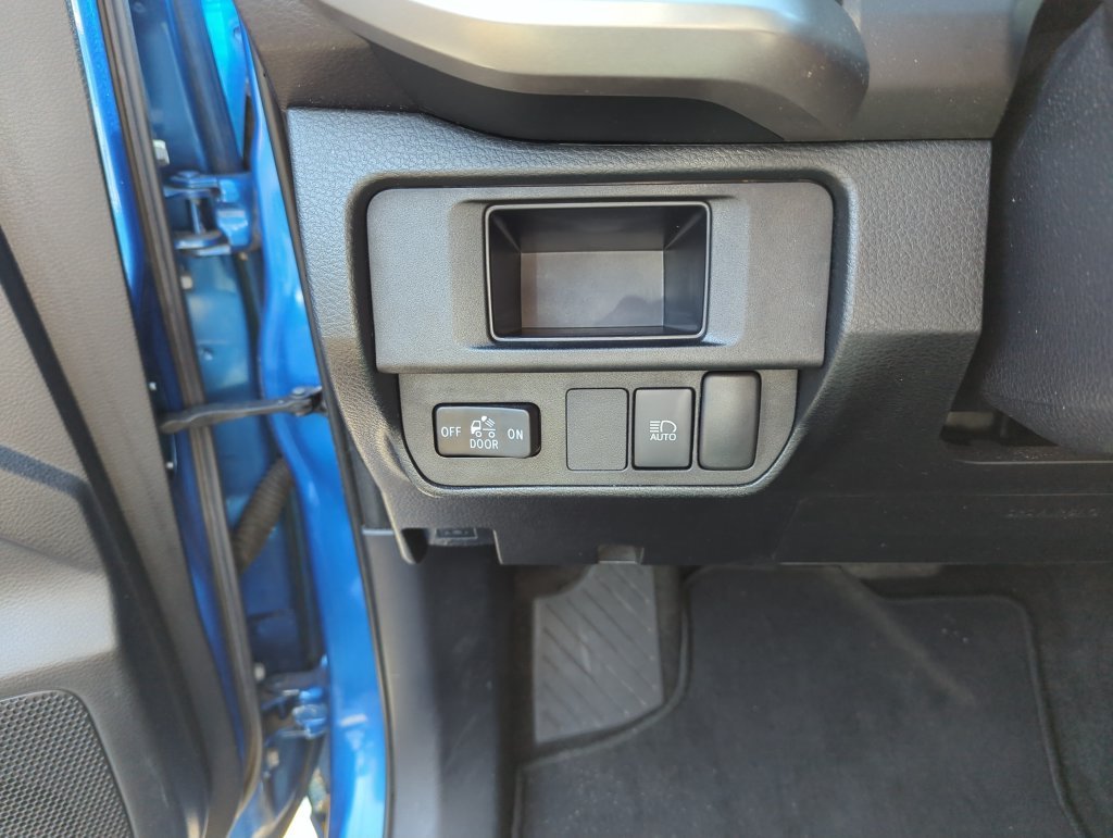 Used 2018 Blue Toyota SR5 image 17