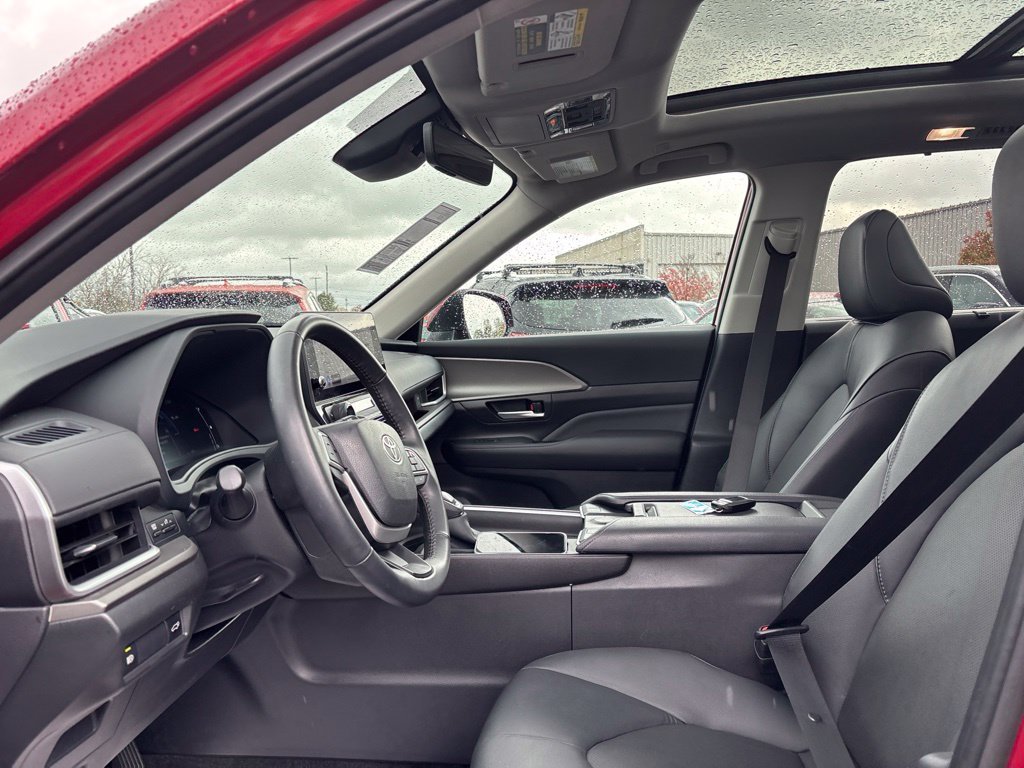 Used 2025  Toyota XLE image 10