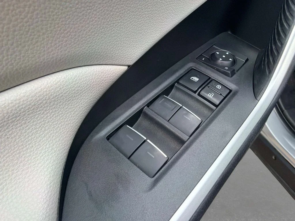 Used 2022 Silver Toyota XLE Premium image 19