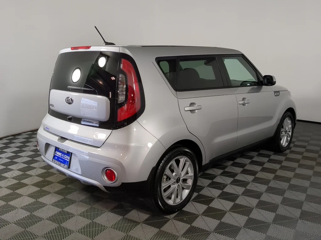 Used 2018 Silver Kia + image 9