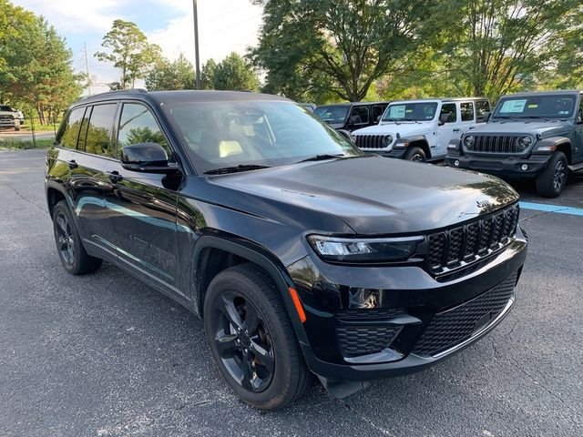 Used 2023 Black Jeep Altitude X image 7