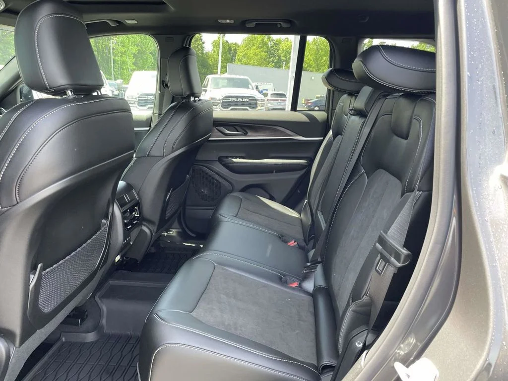 New 2026 Baltic Gray Metallic Clear-Coat Exterior Paint Jeep Altitude image 19