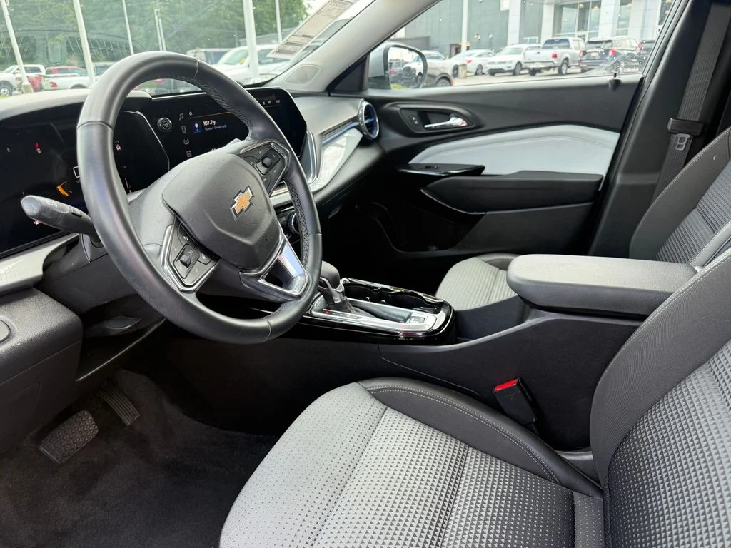 Used 2025 Gray Chevrolet LT image 4