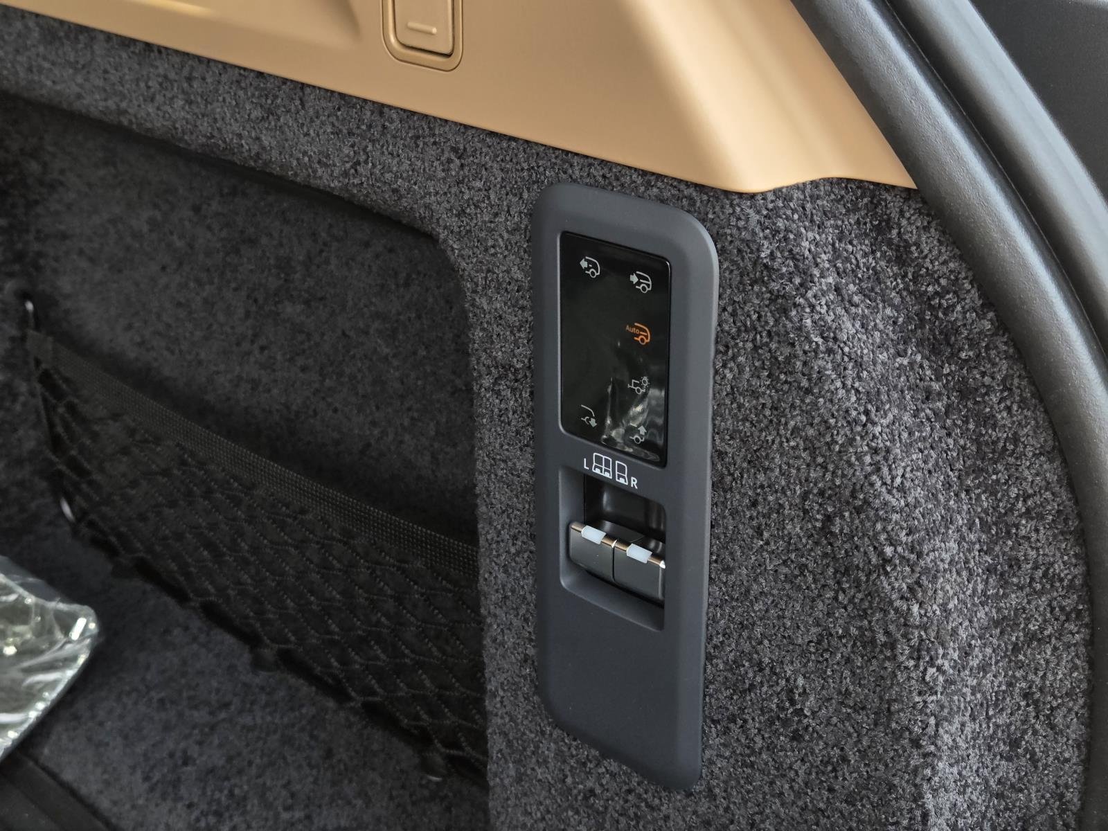 New 2026 Eiger Grey Land Rover SE image 11