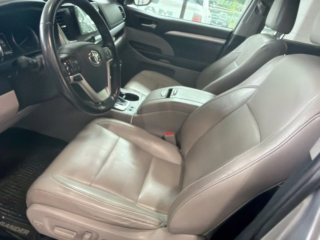 Used 2019 Silver Toyota XLE image 17