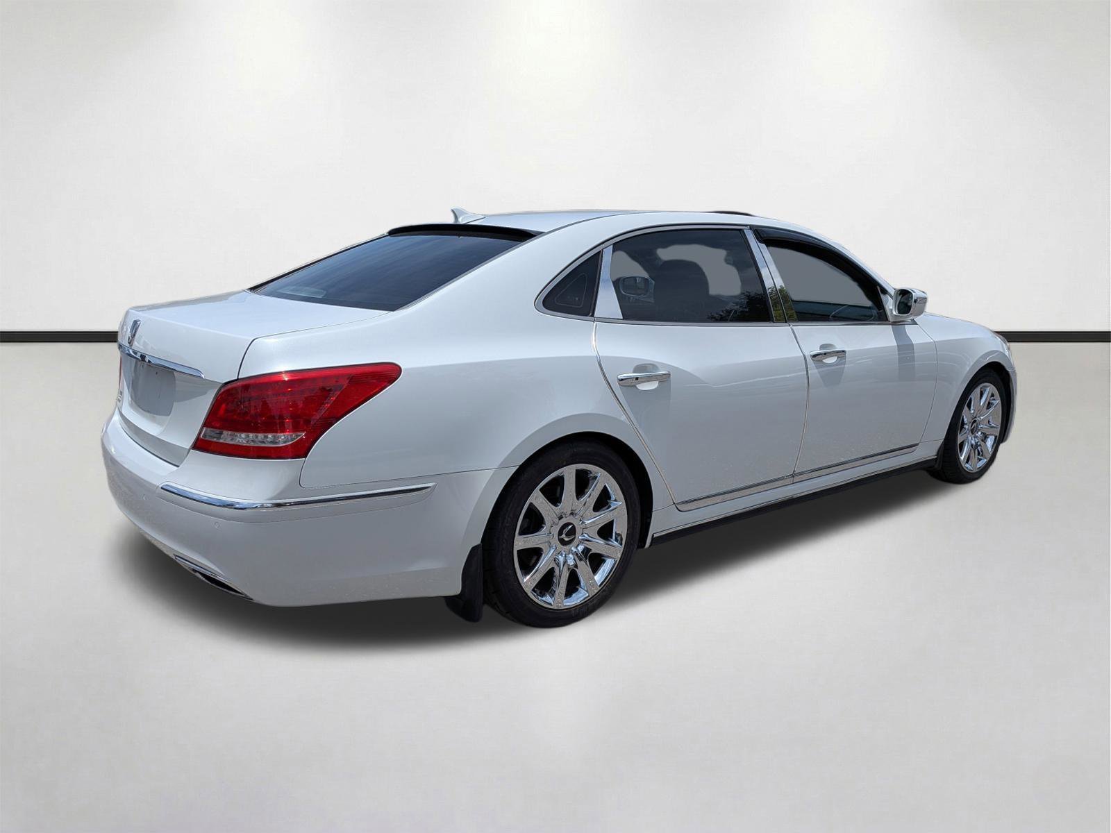 Used 2012 White Satin Pearl Hyundai Signature image 4