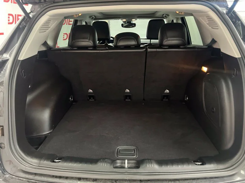 Used 2022 Black Jeep Latitude Lux image 8