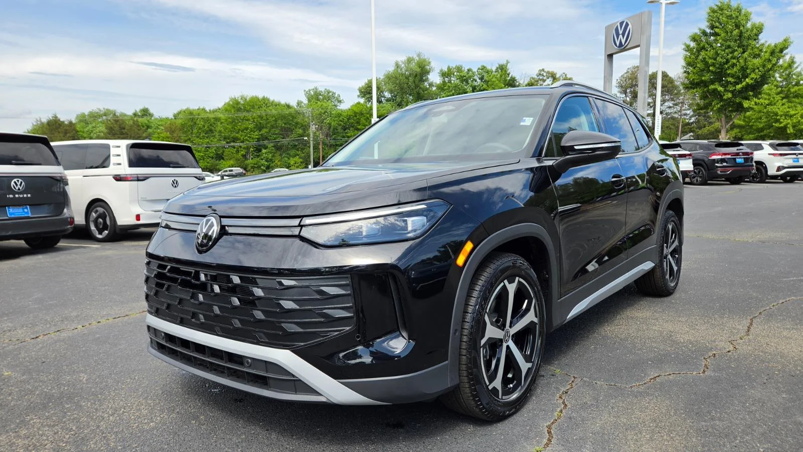 New 2026 Deep Black Pearl Volkswagen SE image 9