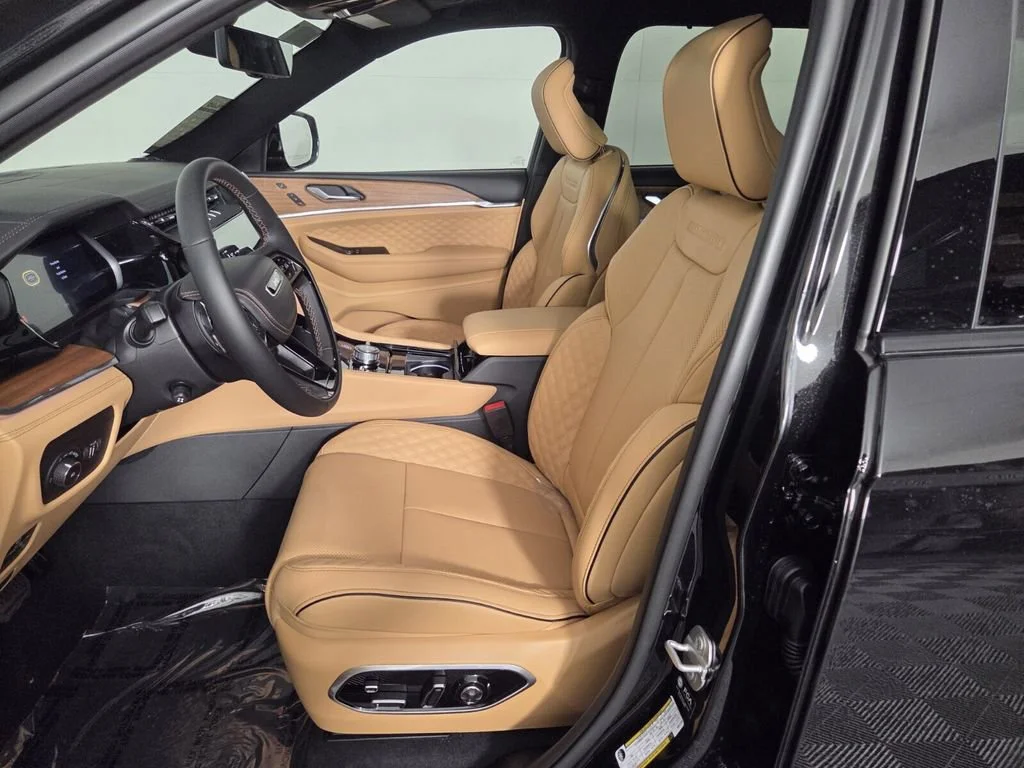 New 2026 Diamond Black Crystal Pearl-Coat Exterior Paint Jeep Summit image 8