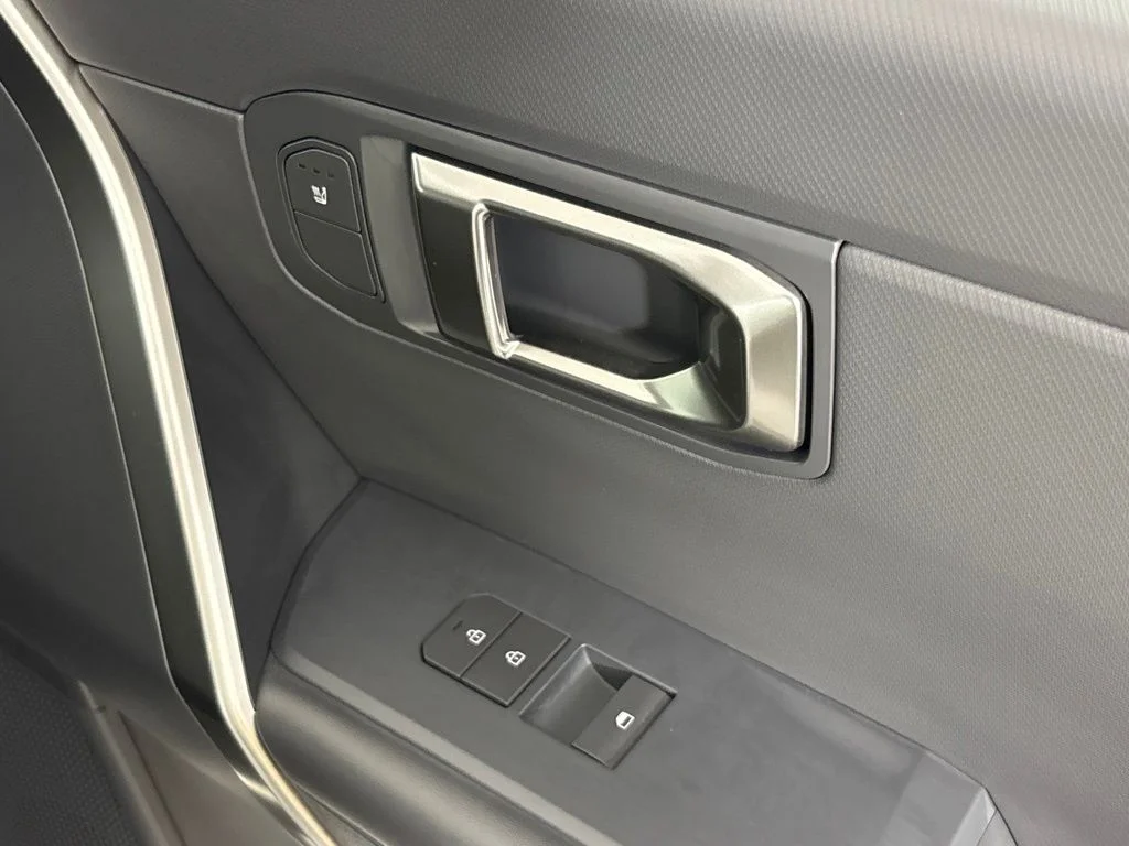 New 2027 Snow White Pearl / Black Roof Kia X-Line image 15