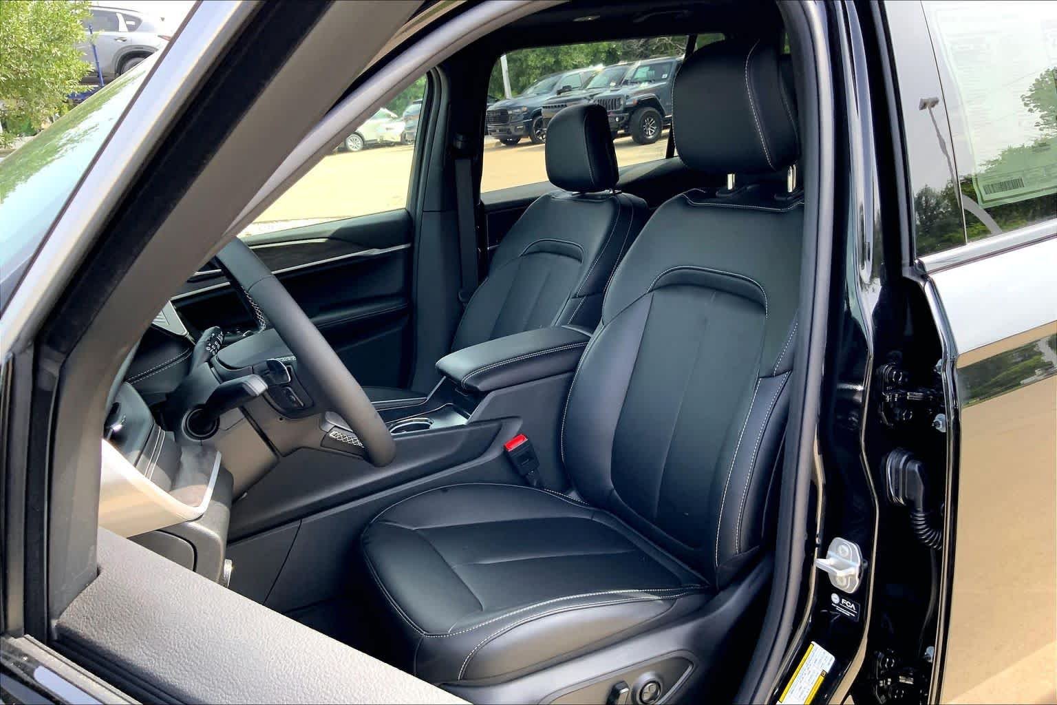 New 2026 Diamond Black Crystal Pearl-Coat Exterior Paint Jeep Limited image 9