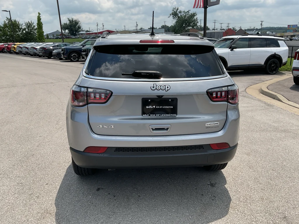 Used 2023 Billet Silver Metallic Clearcoat Jeep Latitude image 8