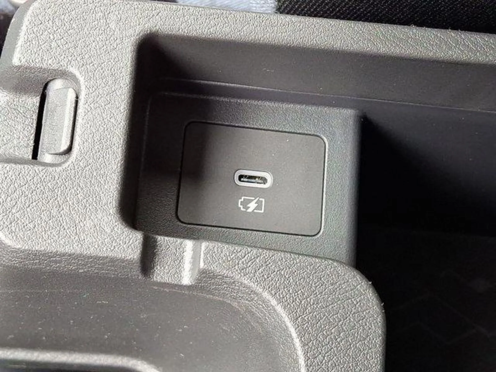 2025 Nissan Versa Sedan SV - Photo 16