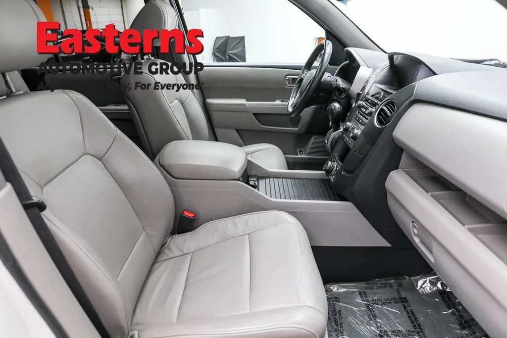 Used 2014 White Honda Touring image 23