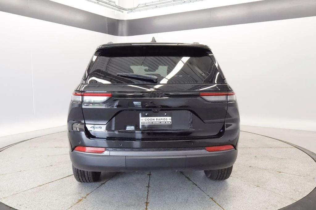 New 2026 Diamond Black Crystal Pearl-Coat Exterior Paint Jeep Altitude image 7