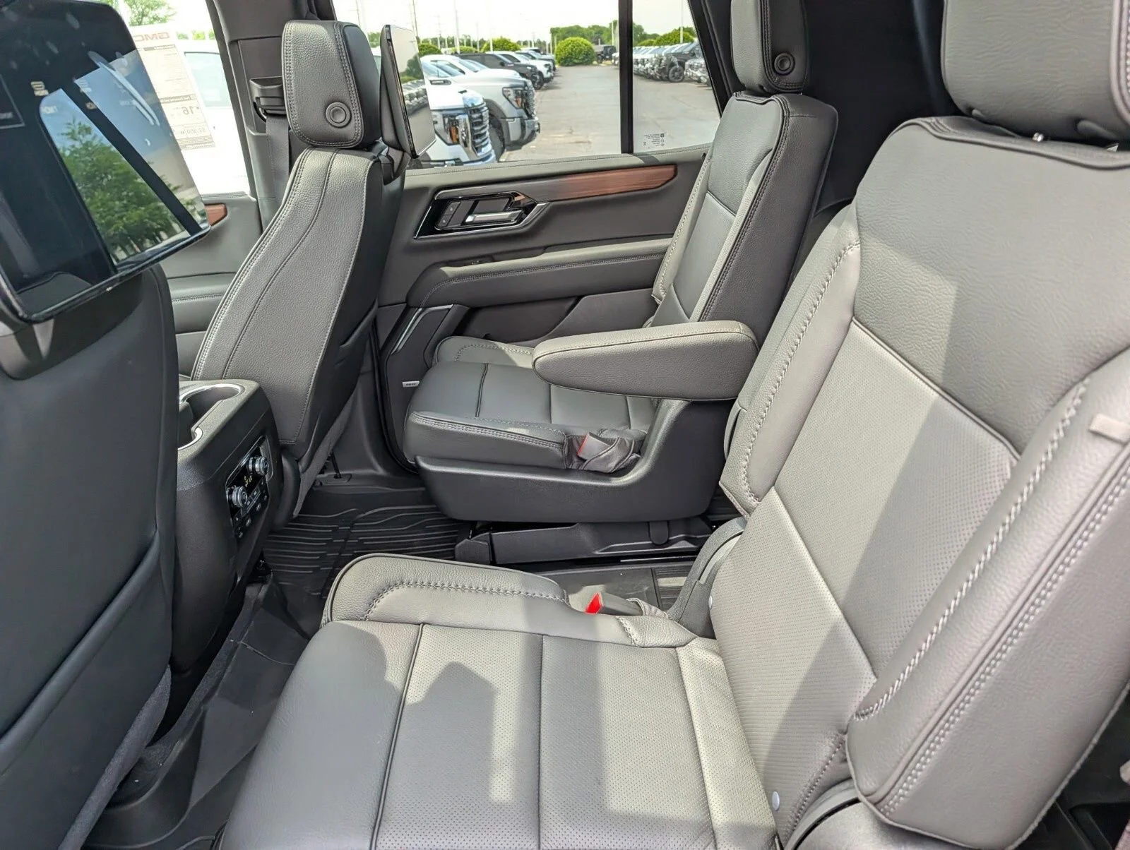 2026 GMC Yukon Denali - Photo 25