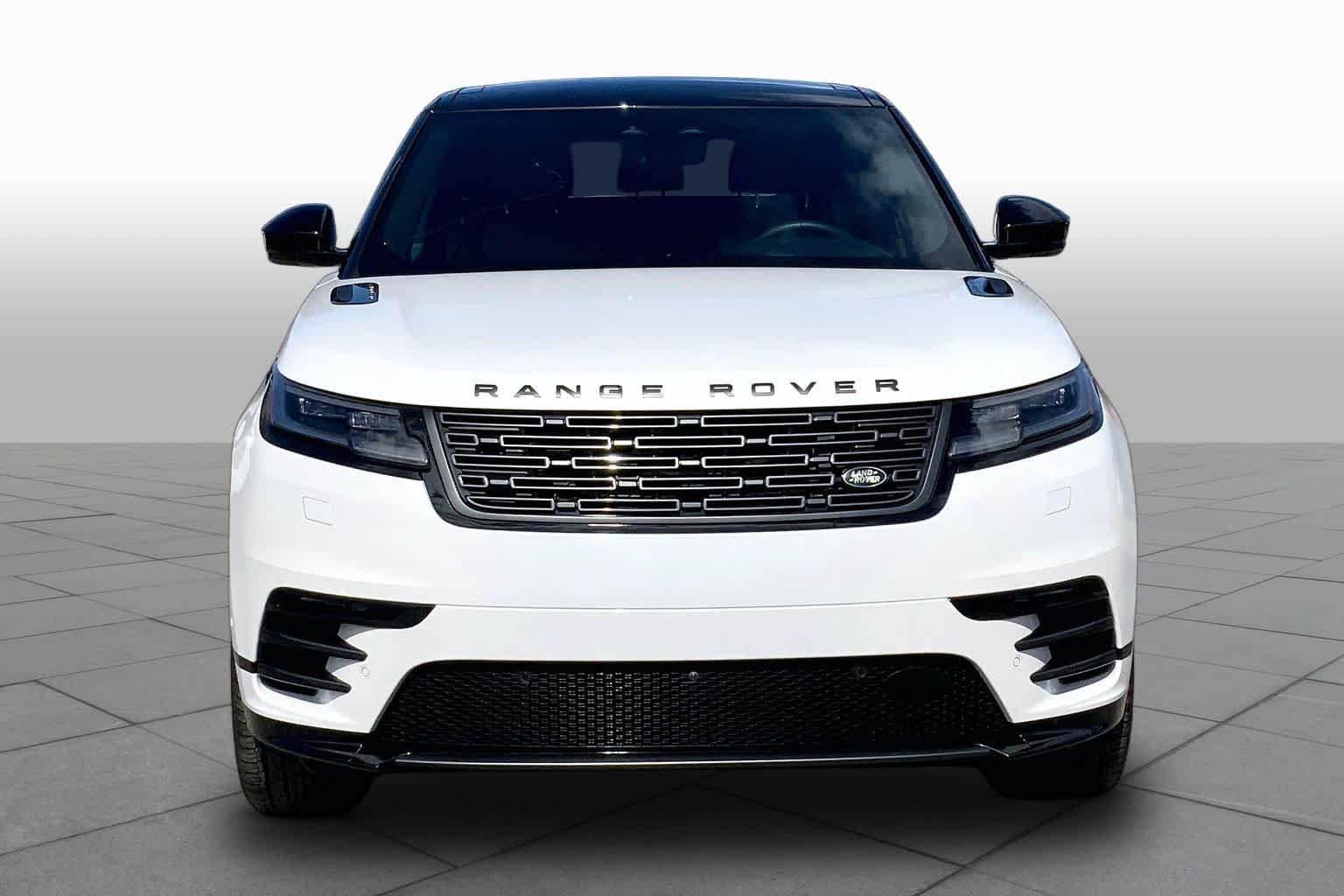Used 2026 Ostuni Pearl White Premium Metallic Land Rover Dynamic SE image 4