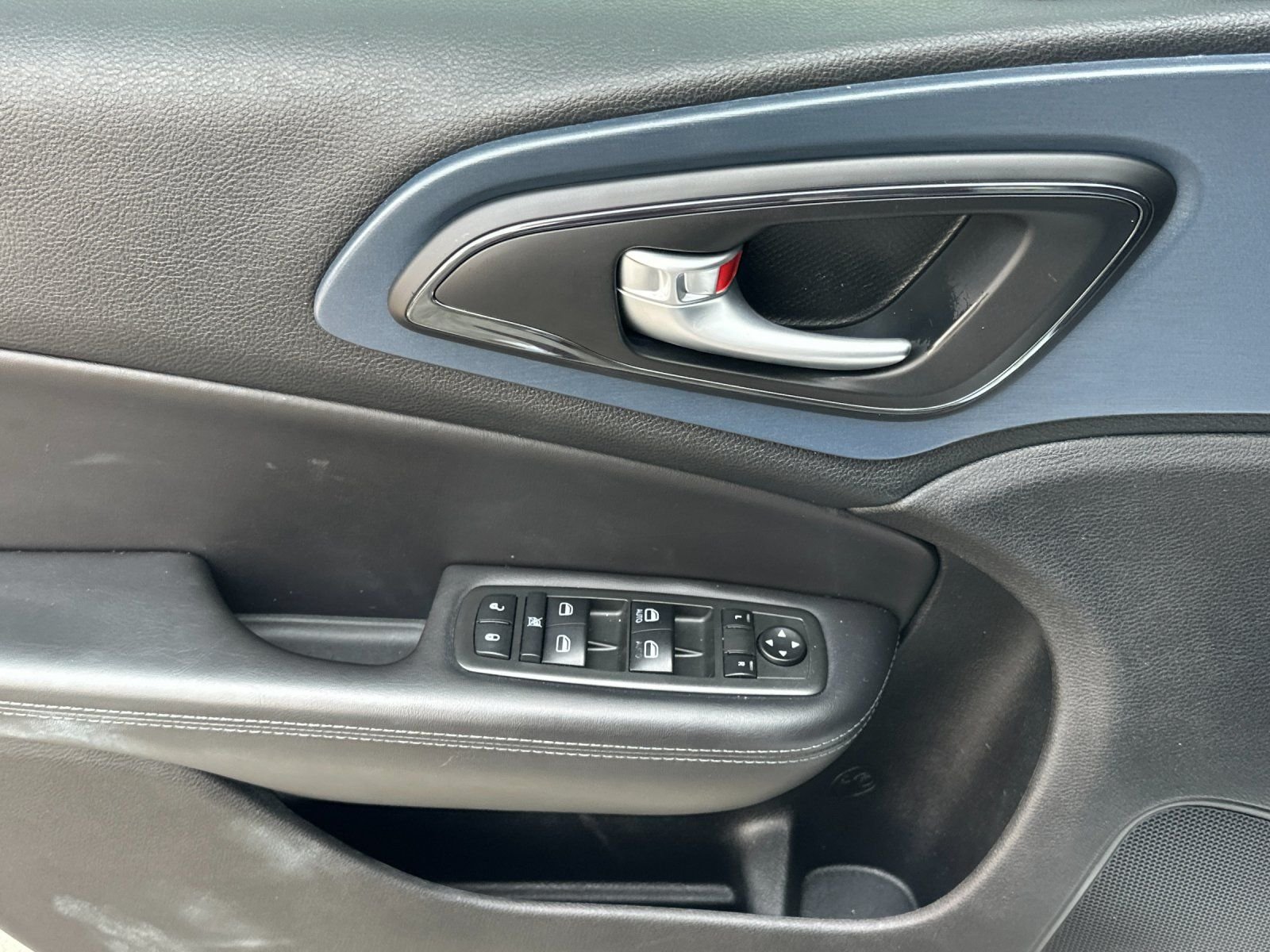 Used 2015 Bright White Clearcoat Chrysler S image 10