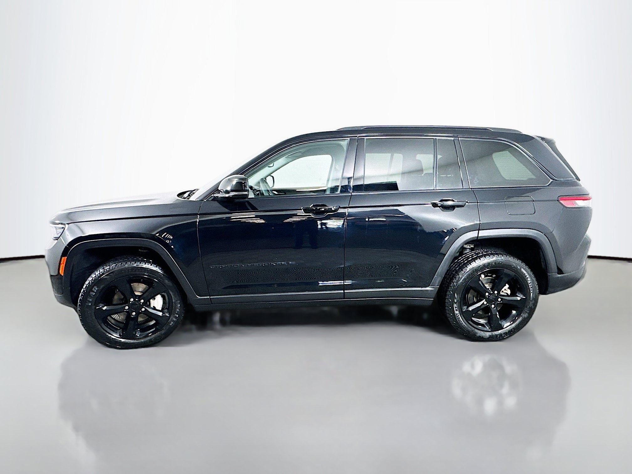 Used 2023 Diamond Black Crystal Pearlcoat Jeep Limited image 4