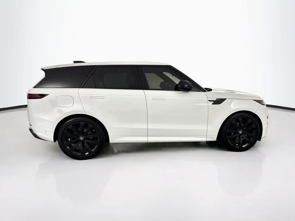 Used 2025 White Land Rover Dynamic SE image 4