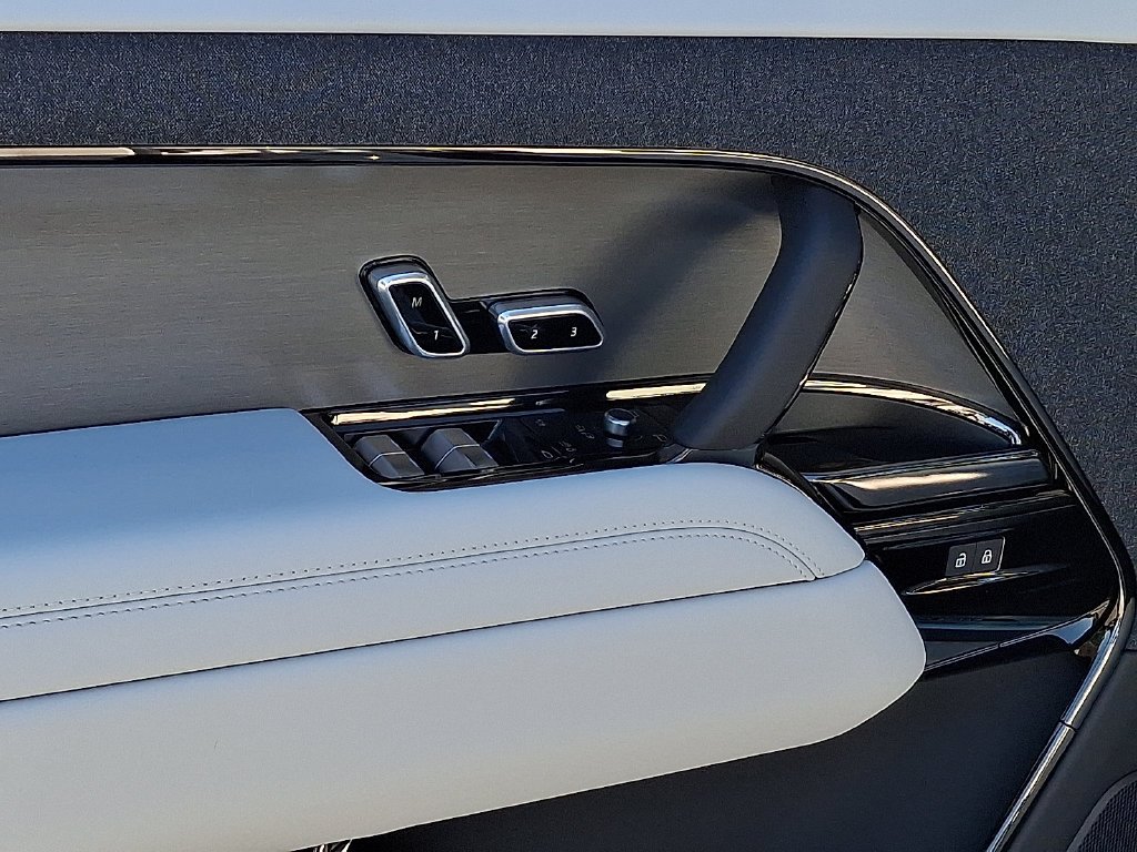 New 2027 Borasco Grey Land Rover SE image 8