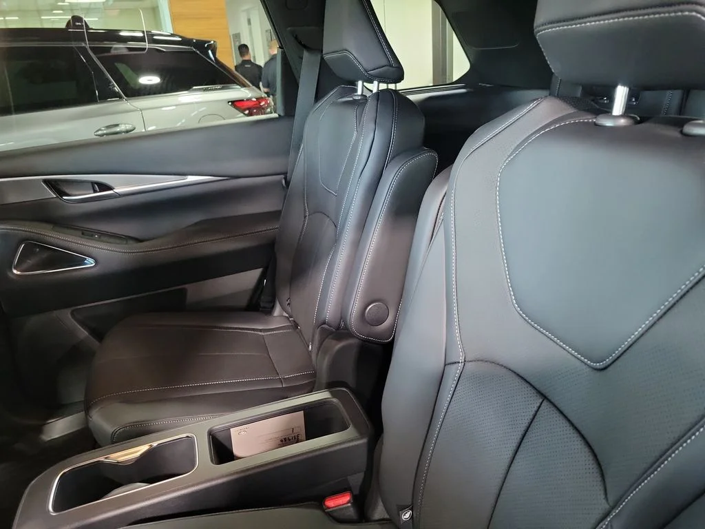 New 2027 2T RAD WHT INFINITI Sport AWD image 9