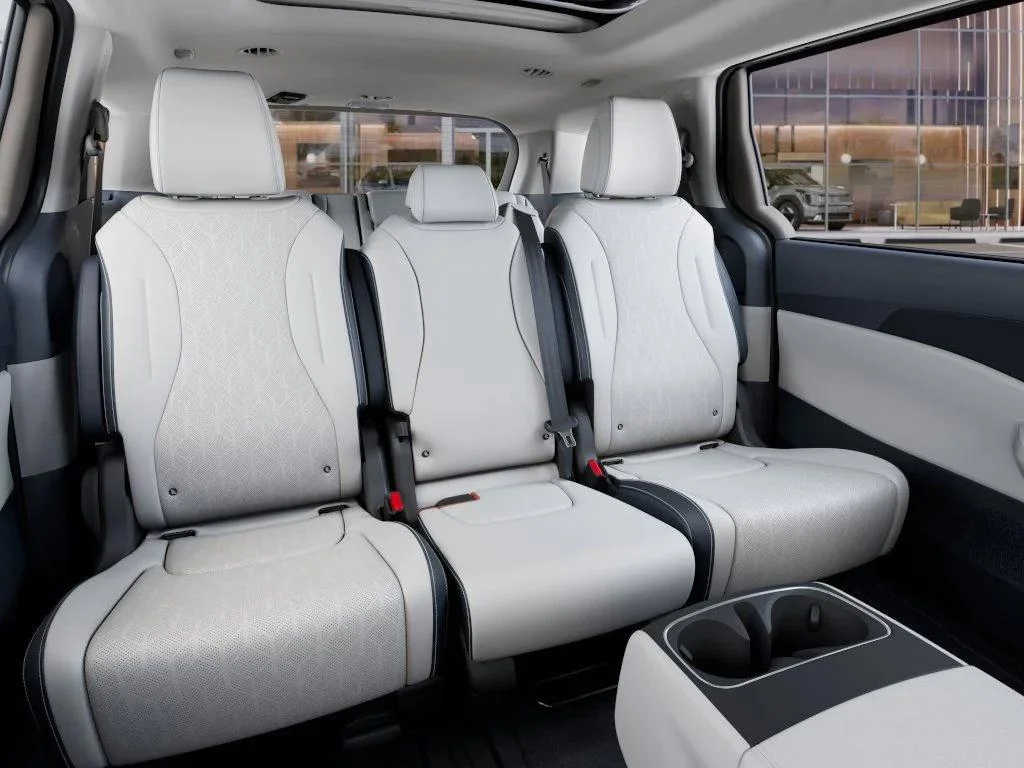 New 2026 Ceramic Silver Kia SX image 3