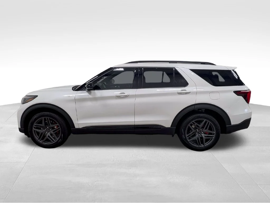 New 2027 Star White Metallic Tri-Coat Ford ST-Line image 1