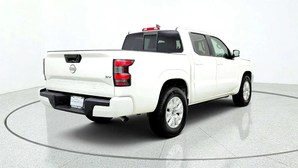 Used 2022 Glacier White Nissan Crew Cab 4x2 SV Automatic image 5