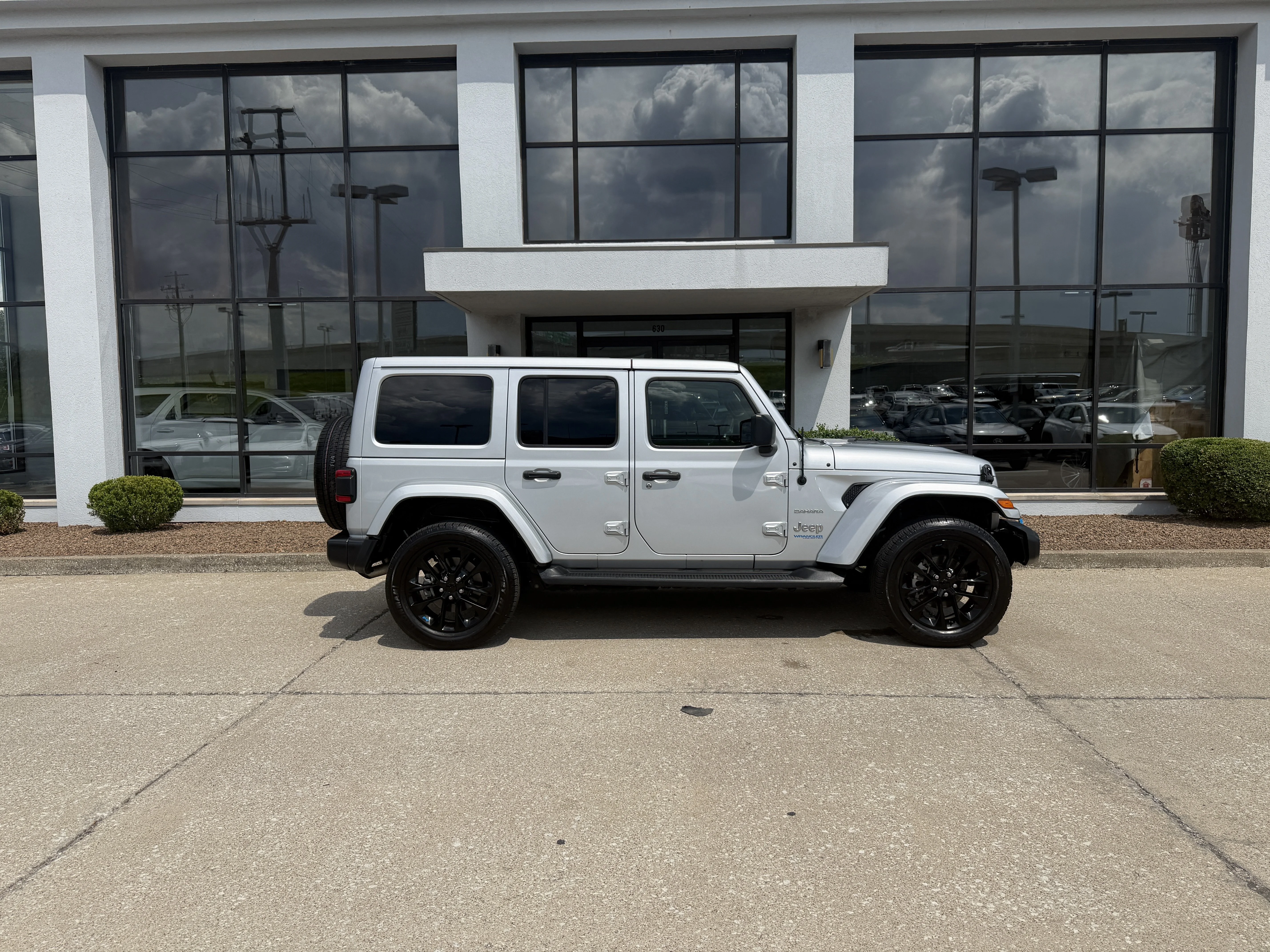 Used 2022 Silver Zynith Clearcoat Jeep Unlimited Sahara image 3