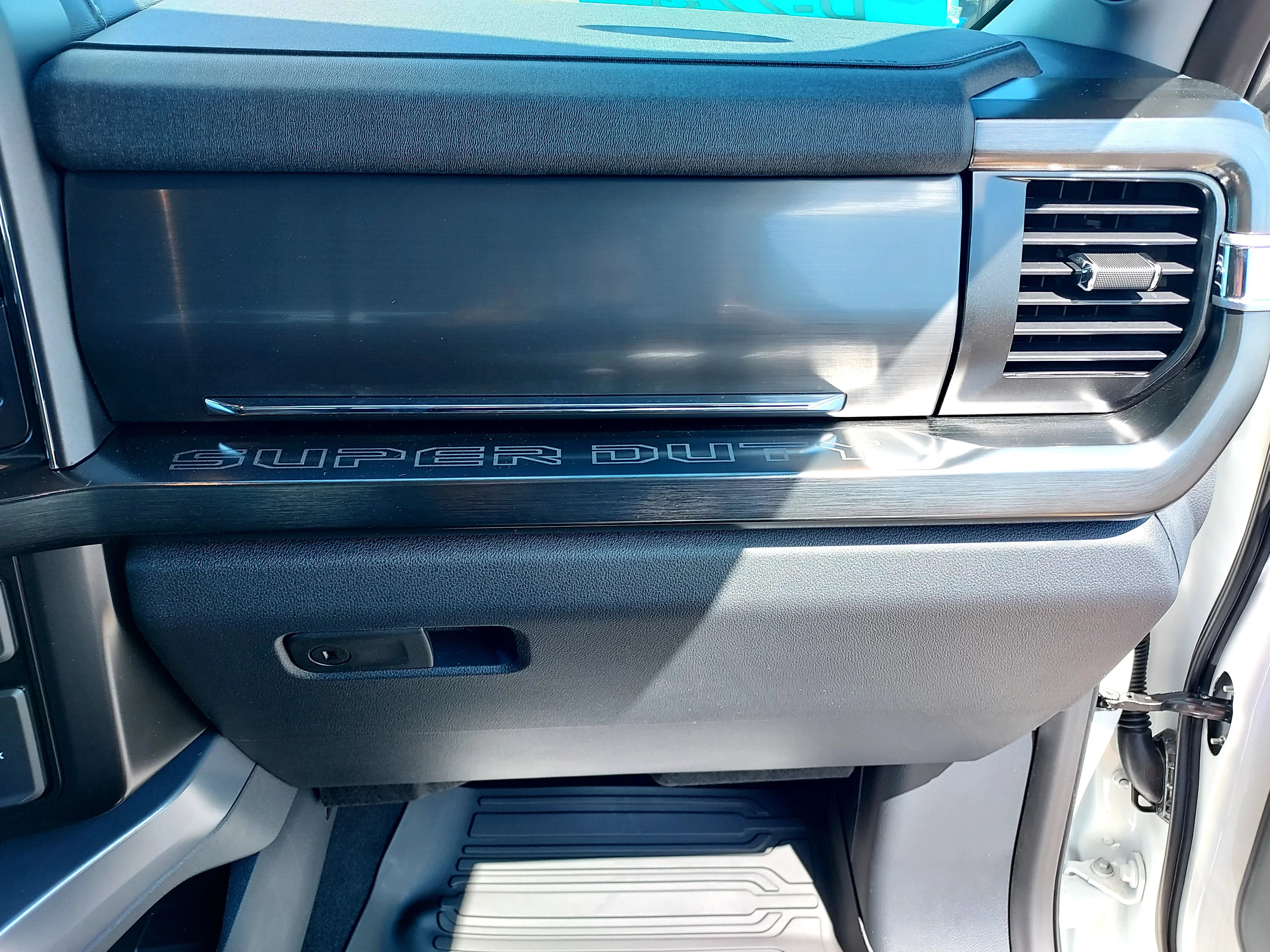 New 2026 Star White Metallic Tri-Coat Ford LARIAT image 27