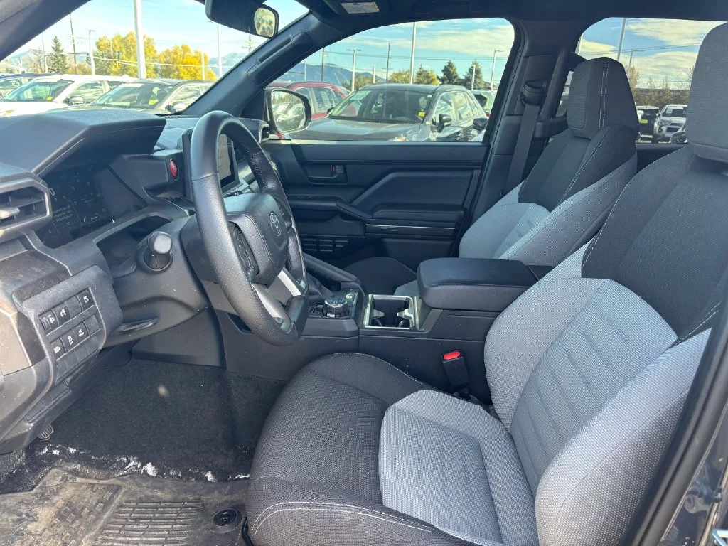 Used 2025  Toyota SR5 image 3