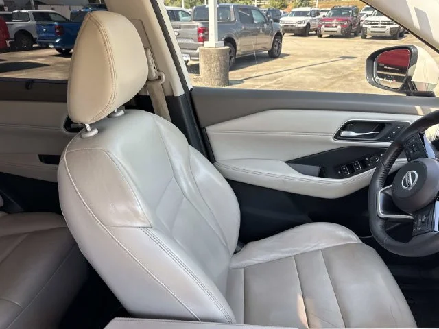 Used 2021 White Nissan SL image 39