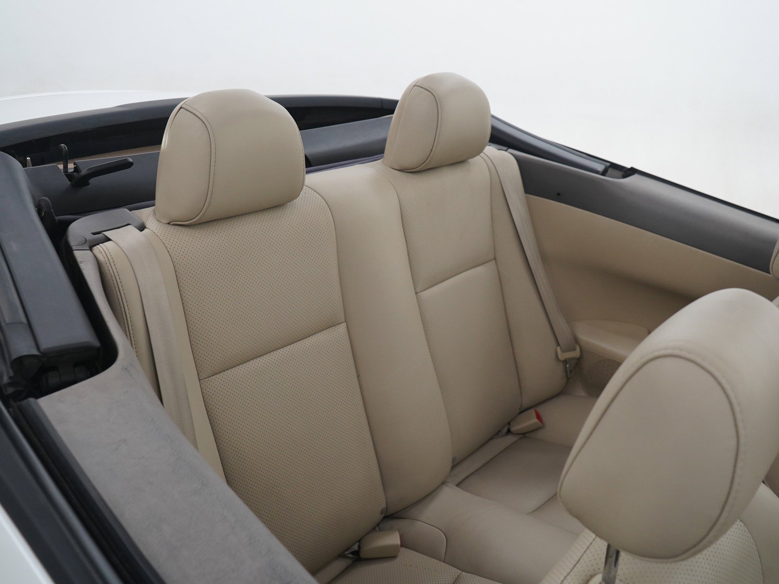 Used 2006 White Toyota SE image 13